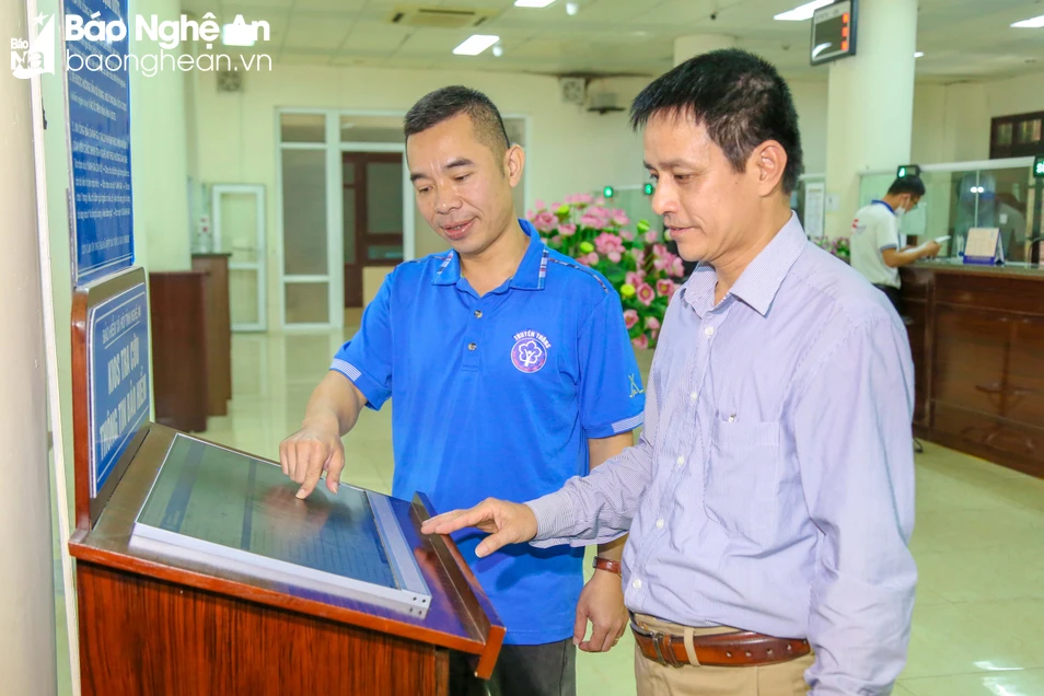 bna_Người dân có thể tra cứu thông tin BHXH ngay tại bộ phận 1 cửa của BHXH tỉnh. Ảnh Đình Tuyên.JPG