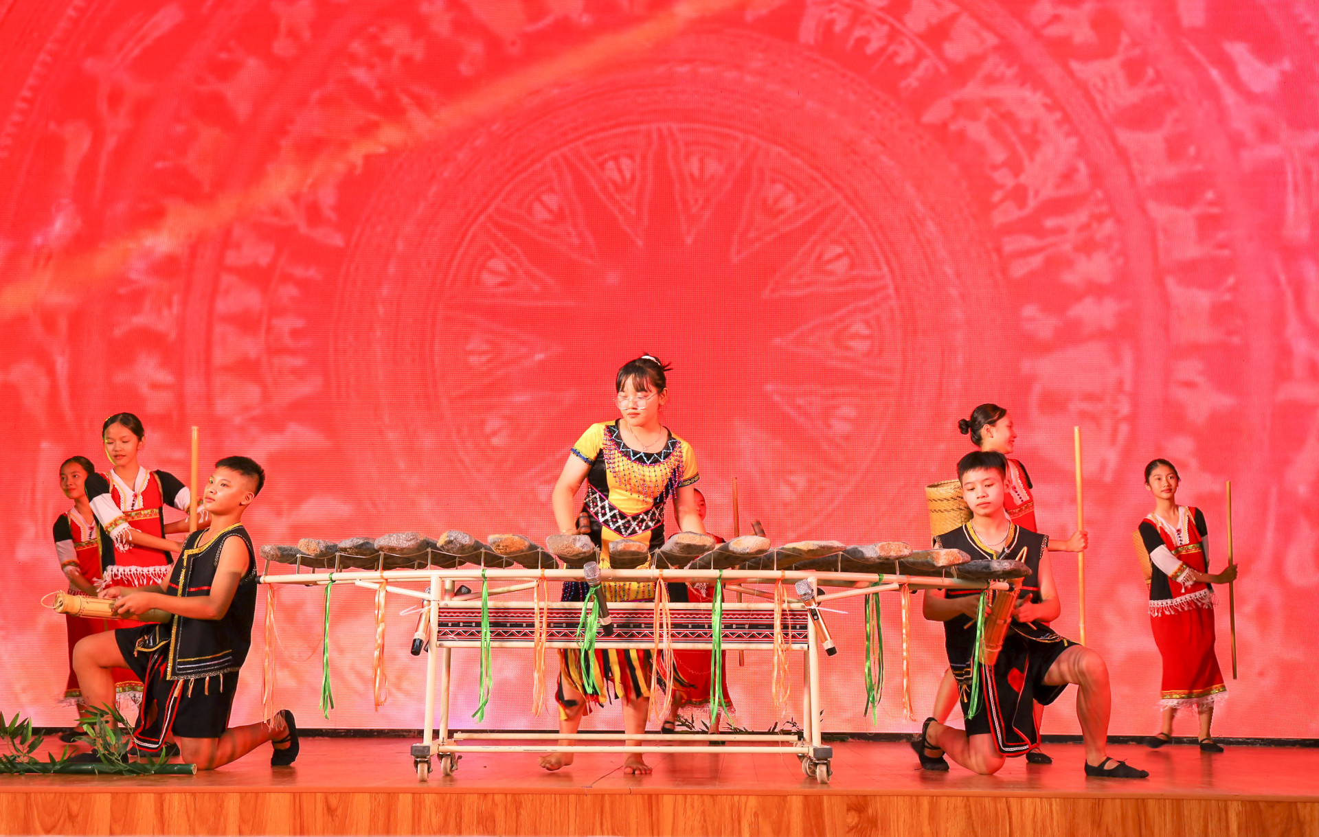 Performance solo du lithophone « Fille aiguisant des pointes » dans le cadre du concours de talents de l'équipe de l'école secondaire To Hap (district de Khanh Son).