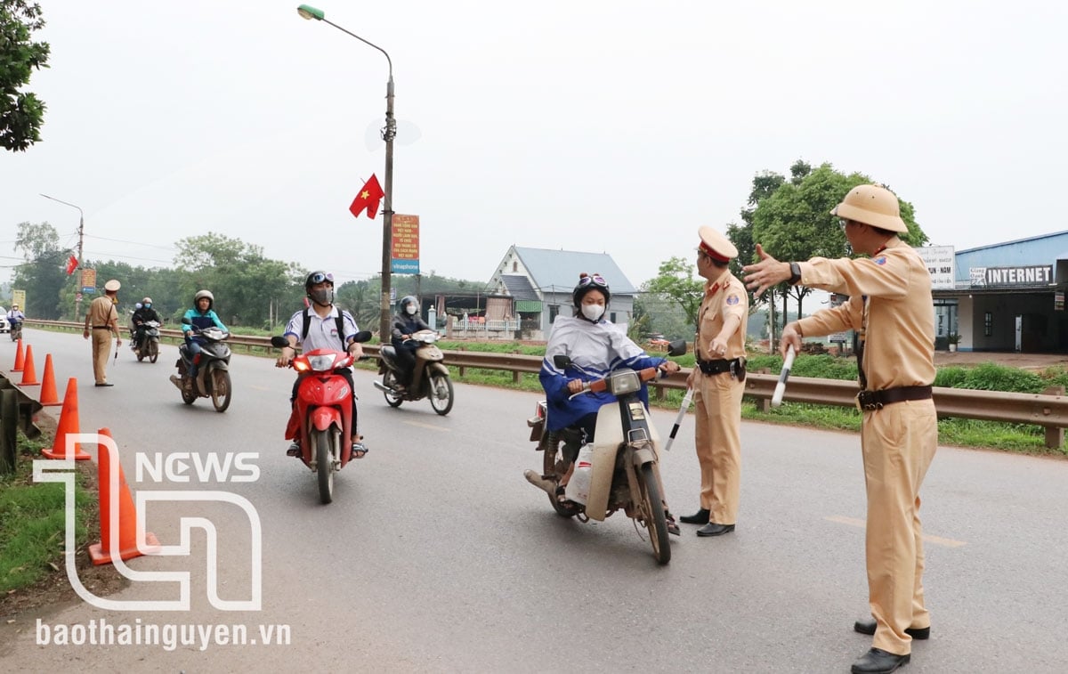 กองกำลังตำรวจจราจรของตำรวจภูธรจังหวัดจัดการกับนักศึกษาที่ฝ่าฝืนกฎจราจร