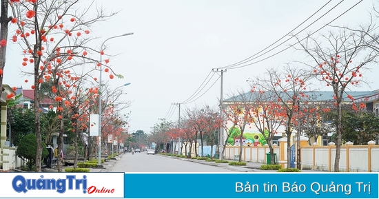 Los habitantes de la ciudad de Cam Lo decoran las calles con flores para dar la bienvenida al Tet