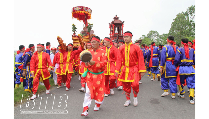 Einzigartiger Brauch, beim Bong-Dien-Festival Sutras zu beten und Wasser zu tragen