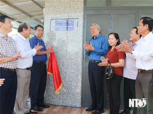 Übergabe von 44 „Großen Einheitshäusern“ an arme Haushalte im Bezirk Ninh Phuoc