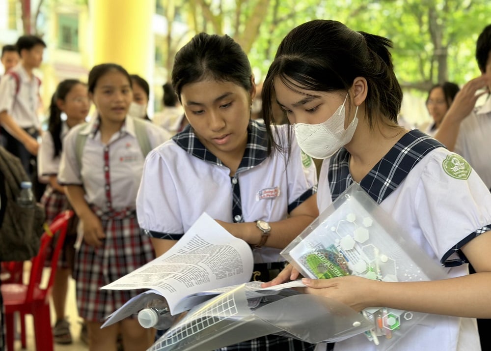 បេក្ខជនបានបញ្ចប់ការប្រឡងអក្សរសាស្ត្រ។