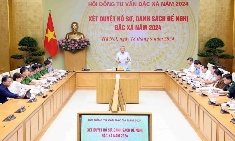 Le vice-Premier ministre permanent Nguyen Hoa Binh a présidé une réunion pour examiner les dossiers et les listes d'amnisties proposées pour 2024. (Photo : Pham Kien/VNA)