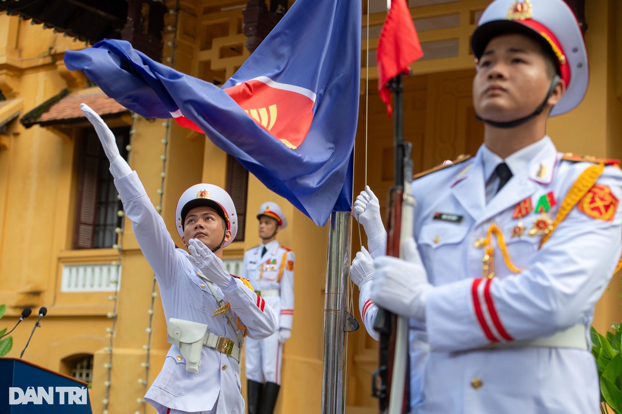 Ceremonia solemne de izamiento de la bandera para celebrar el 57º aniversario de la fundación de la ASEAN