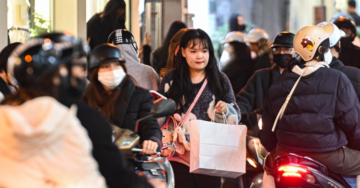 Hanoi youth flock to Tet shopping, streets are crowded until late at night