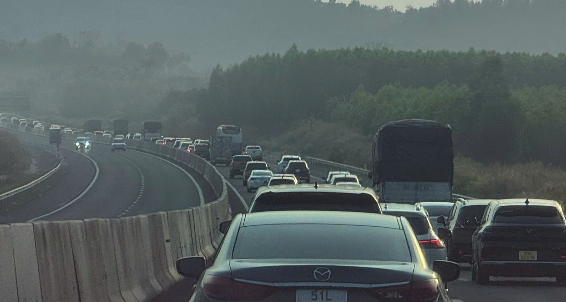 Traffic jam on the highway from Ho Chi Minh City to Binh Thuan since 3am