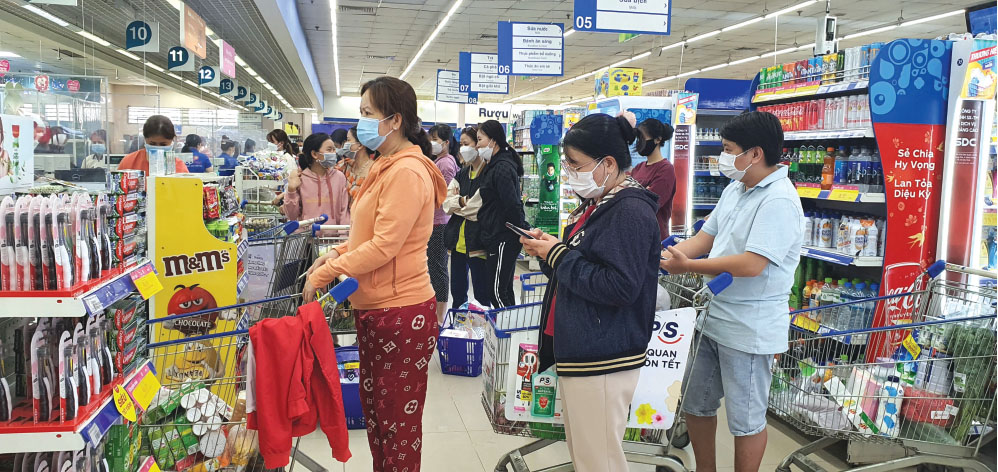 L'IPC a augmenté de 3,25 % en 2023. Sur la photo, des gens font la queue pour payer au supermarché. Photo : N.K.