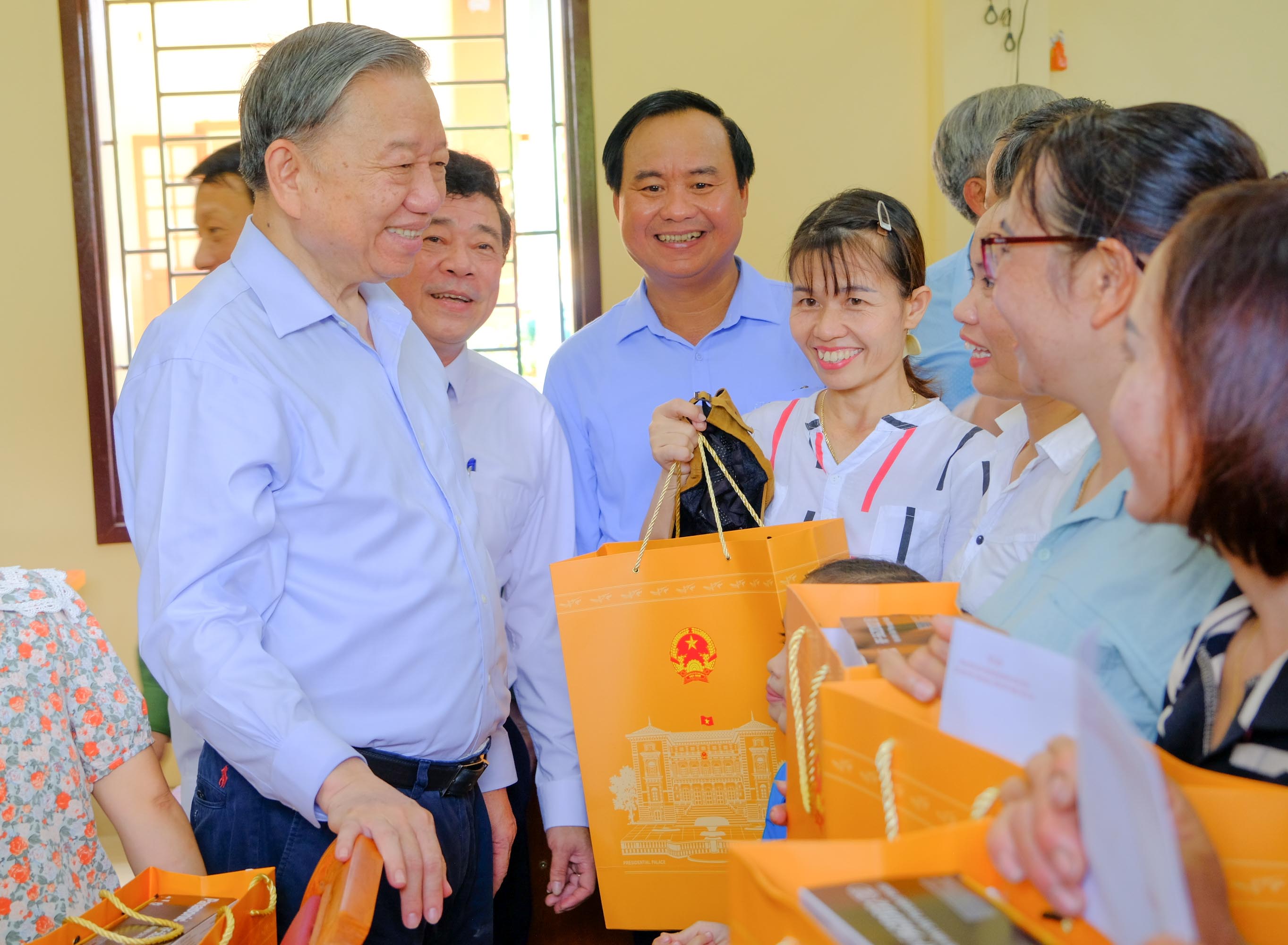 General Secretary and President To Lam visits and works at Con Co island district