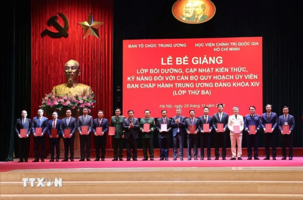 Member of the Politburo, Secretary of the Party Central Committee, Head of the Central Organization Commission Le Minh Hung and Professor, Doctor Nguyen Xuan Thang, Member of the Politburo, Director of the Ho Chi Minh National Academy of Politics, Chairman of the Central Theoretical Council, awarded graduation certificates to students.