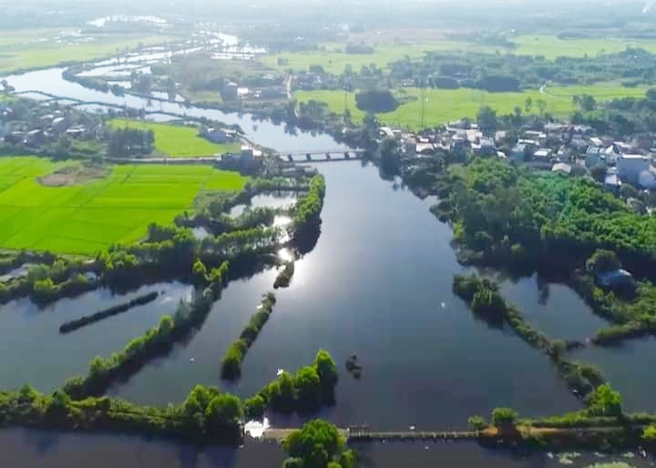 1 EN GRÄNS AV FLODEN TAU flyter genom kommunerna Tam My Tay och TM Dong