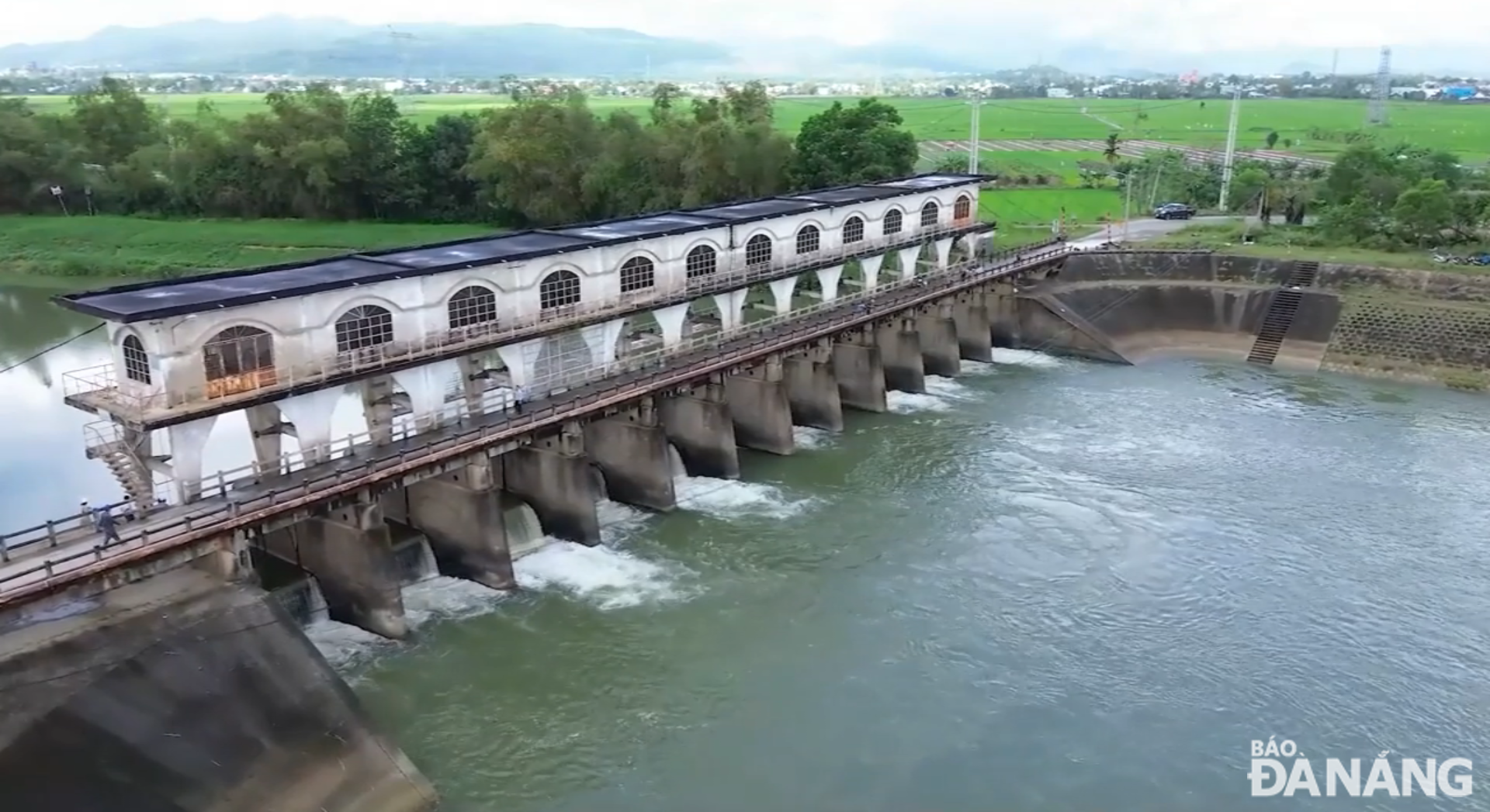 Surveiller la situation d'intrusion d'eau salée et les faibles niveaux d'eau des rivières, agir pour assurer un approvisionnement en eau sûr pendant le Têt