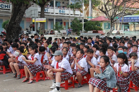 First graders will return to school the earliest in the new school year 2023-2024. In photo: Students of Nguyen Du Primary School (Vinh Long City).