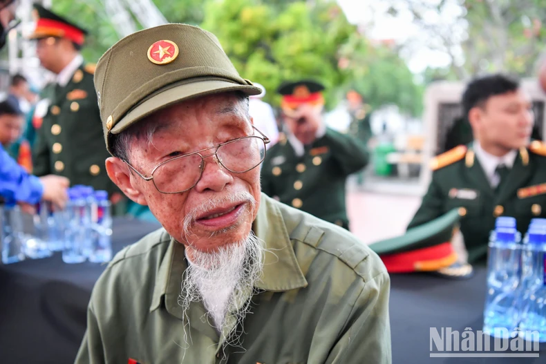 Die Menschen drücken Generalsekretär Nguyen Phu Trong ihren Respekt und ihr Beileid aus. Foto 4