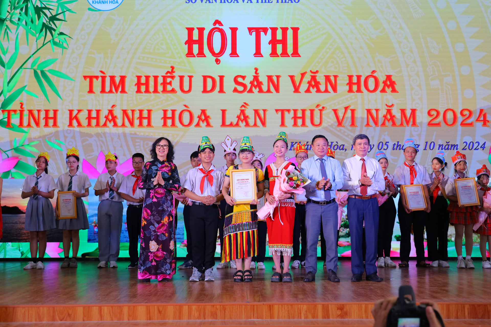 Le représentant du comité d'organisation a décerné le premier prix à l'équipe du district de Khanh Son.