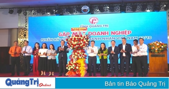 Le Comité populaire provincial de Quang Tri rencontre des entreprises à l'occasion de la Journée des entrepreneurs vietnamiens le 13 octobre