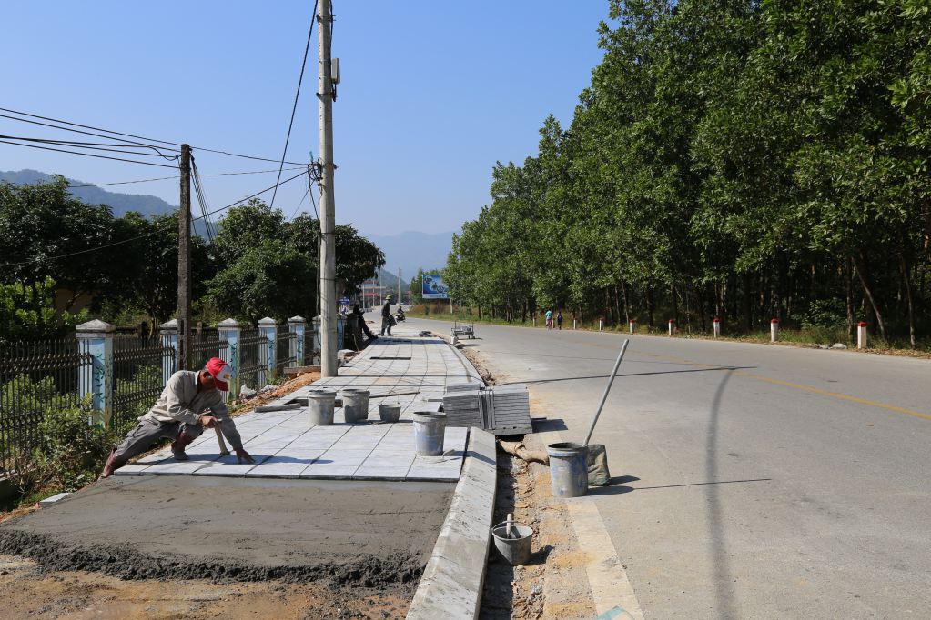 The construction unit of the project to invest in drainage ditches and sidewalks on the road from Po Hen Border Guard Station to Hai Son Commune Kindergarten is determined to complete the project by December 10.