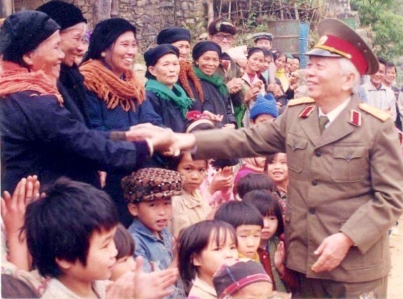 พลเอกโว เหงียน ซ้าป เยือนกาวบั่งในปี 1994