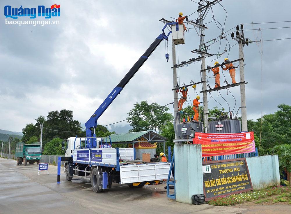Invertir y modernizar la red eléctrica para atender la producción comercial en el distrito de Ba To. Foto: T.N.  