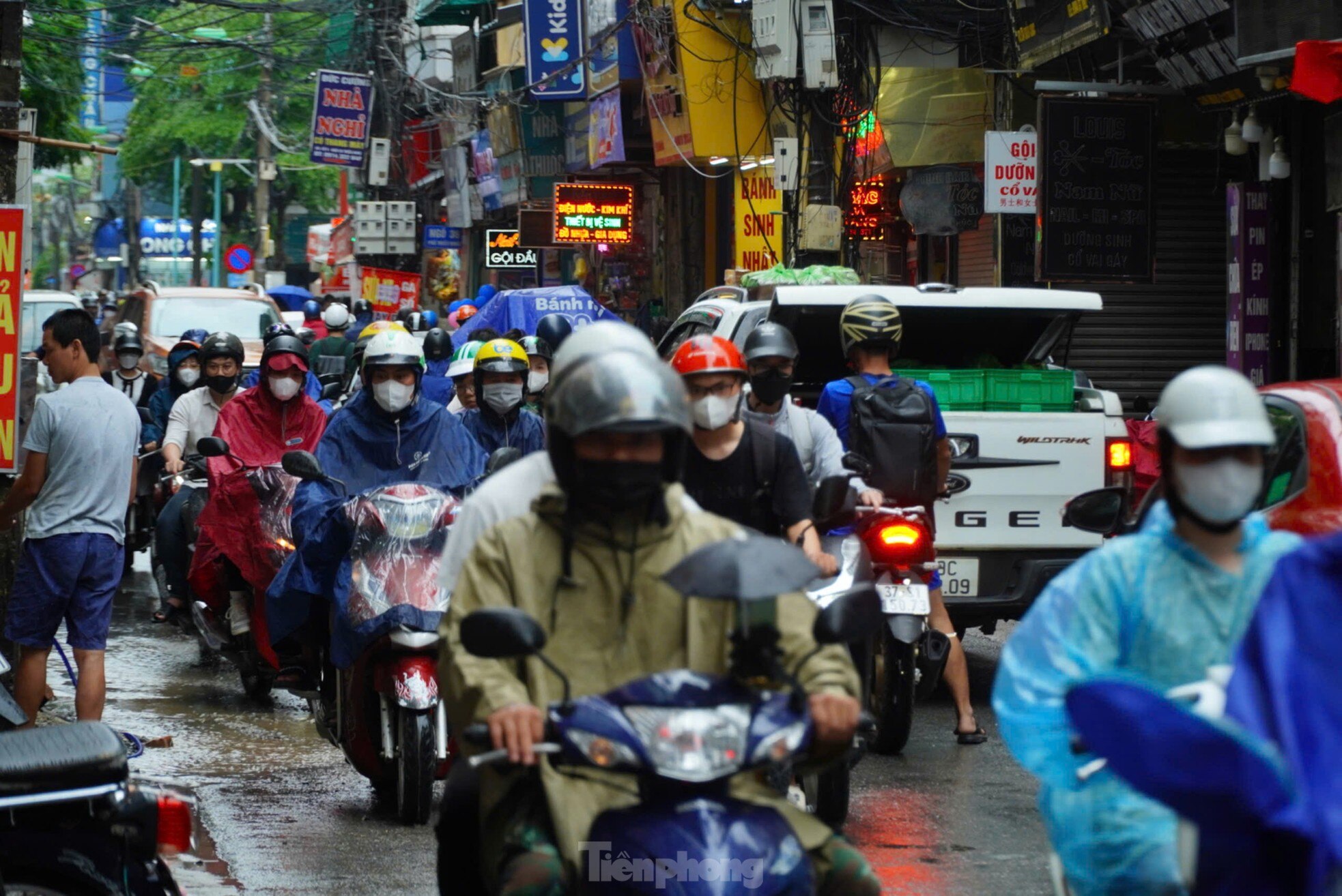 Hà Nội mưa từ đêm đến sáng, xe ùn tắc mọi ngả đường, người dân chật vật tìm đường tới công sở ảnh 16