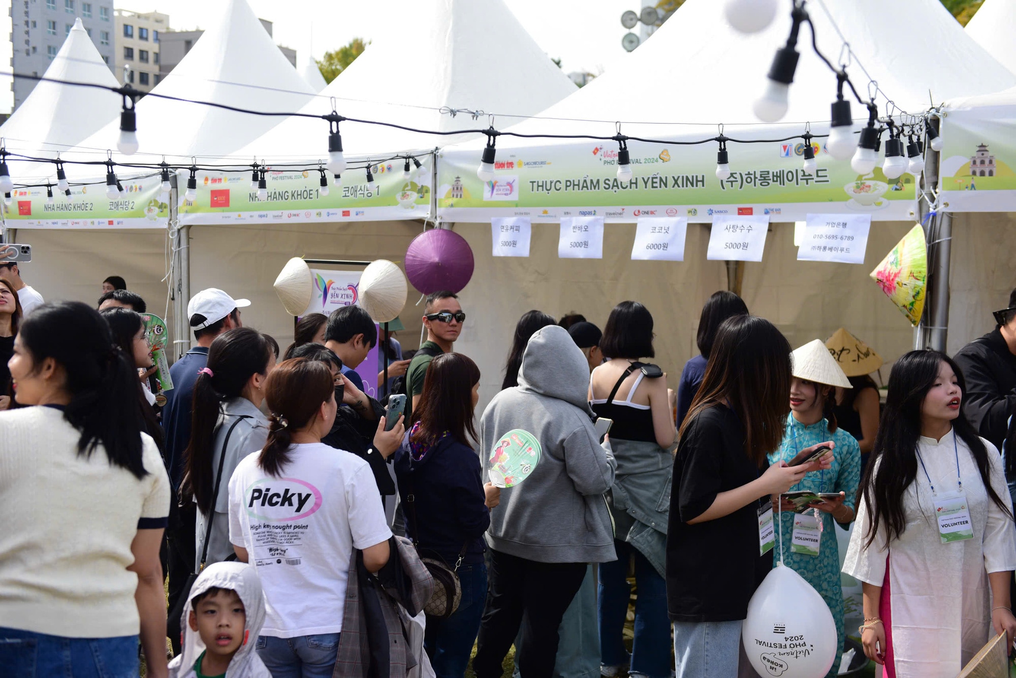 Vietnam Phở Festival 2024: Khách xếp hàng dài, bánh mì, chả giò cũng cháy hàng - Ảnh 10.