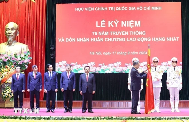 Le secrétaire général et président To Lam a épinglé la médaille du travail de première classe sur le drapeau traditionnel de l'Académie nationale de politique Ho Chi Minh. (Photo : Tri Dung/VNA)
