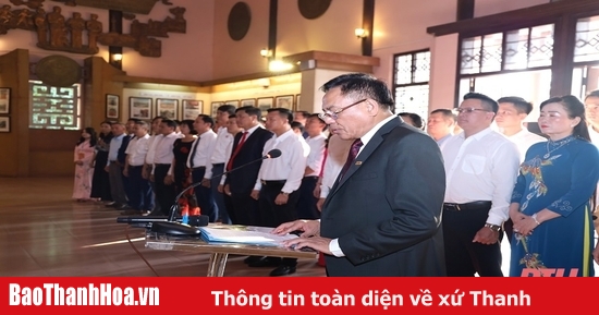 L'Association des entreprises de la province de Thanh Hoa offre de l'encens au président Ho Chi Minh