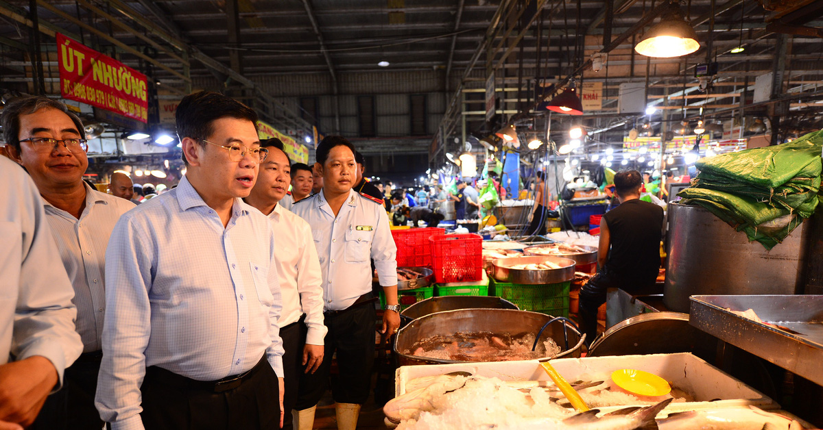 Ciudad Ho Chi Minh: Mariscos, verduras... aumentan los precios del mercado pero es necesario seguir de cerca la evolución de los precios durante el Tet