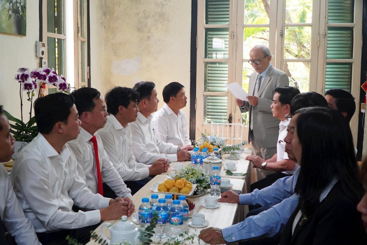 Ông Nguyễn Chính - con trai đồng chí Nguyễn Trác phát biểu tại buổi gặp mặt thân mật Đoàn công tác tỉnh Quảng Nam. Ảnh: TÂM ĐAN