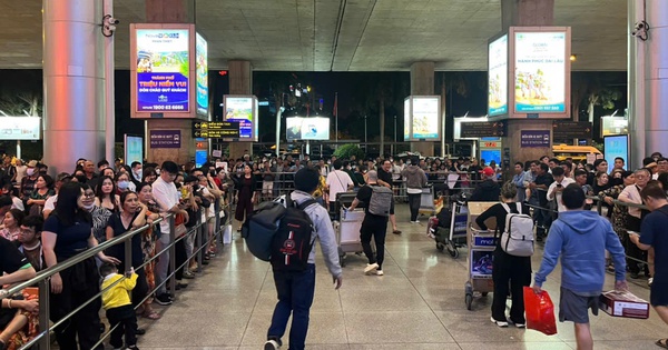 タンソンニャット空港は夜明けから混雑している