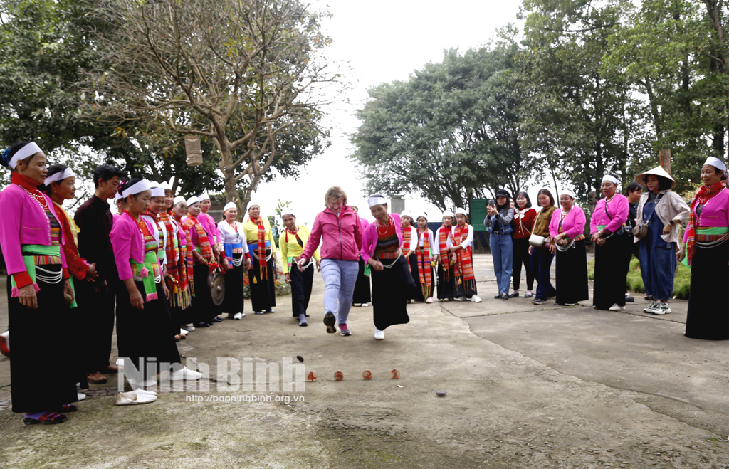 The attraction of Muong tours Thien Ha cave