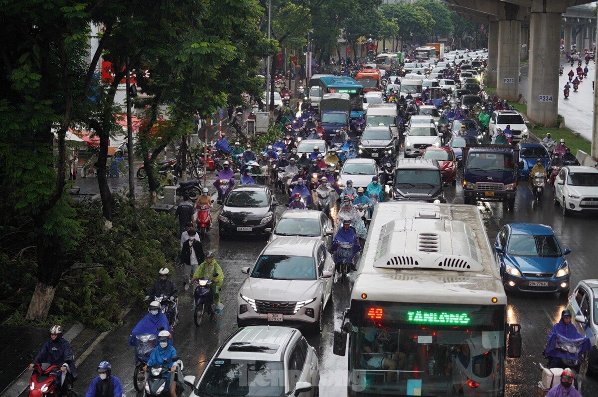 Hà Nội mưa từ đêm đến sáng, xe ùn tắc mọi ngả đường, người dân chật vật tìm đường tới công sở ảnh 10