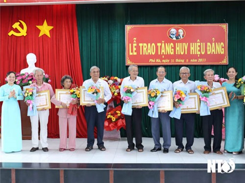 Tp. Phan Rang-Tháp Chàm: Lễ trao tặng Huy hiệu Đảng