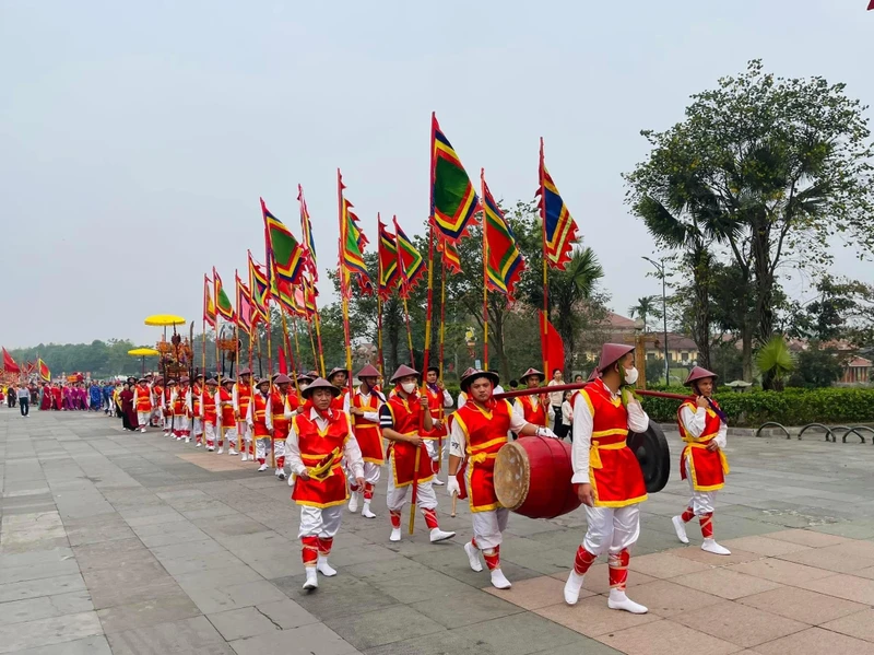 Desde primera hora de la mañana, las procesiones en palanquines de las comunas y barrios de los suburbios realizaron procesiones en palanquines y ofrecieron productos locales a los reyes Hung.