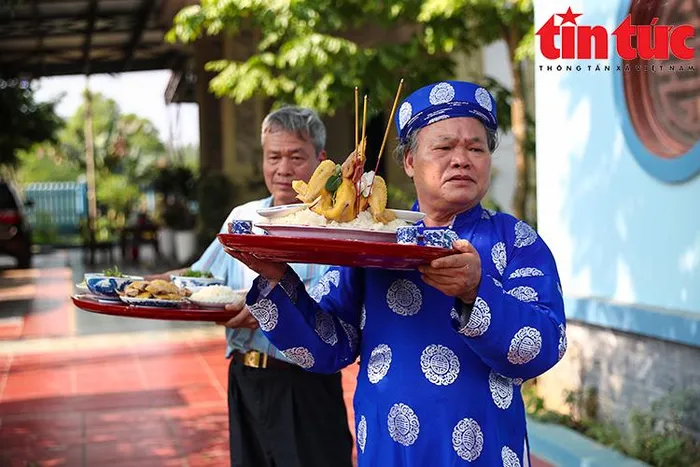 Gia đình ông Triệu Văn Đào dậy từ sớm chuẩn bị lễ vật.