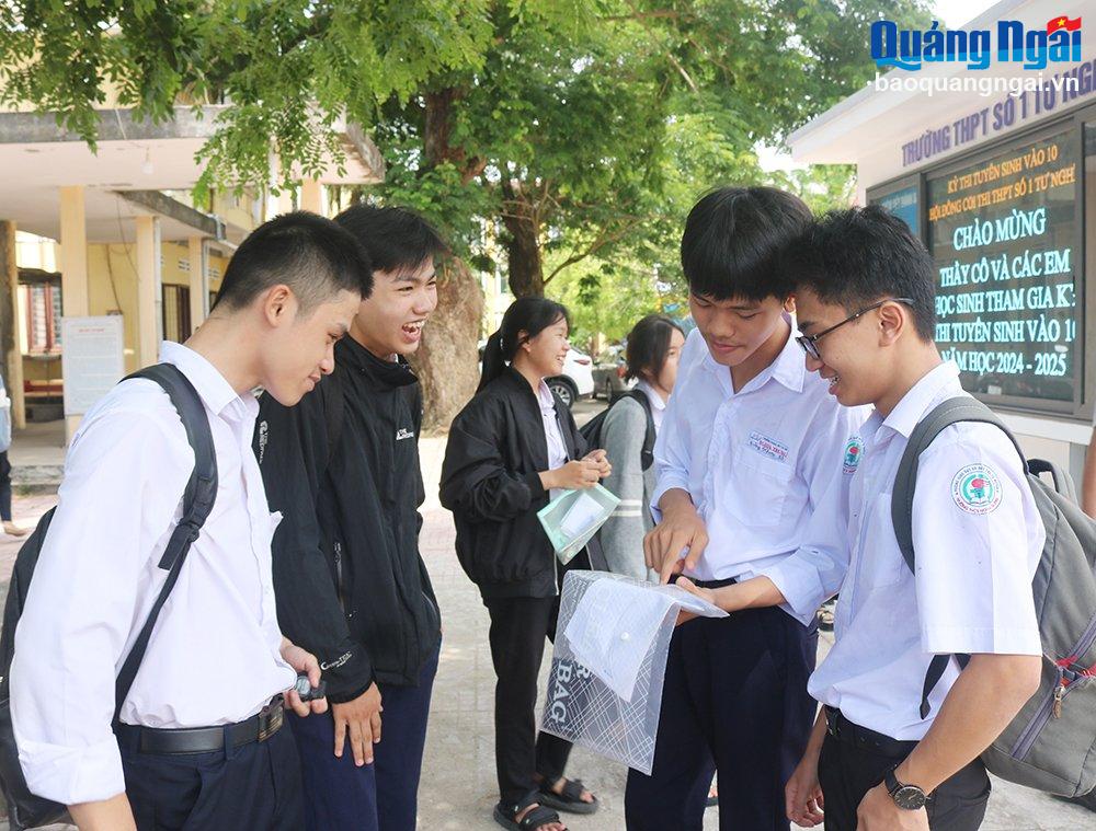 បេក្ខជន​ក្រុមប្រឹក្សា​ប្រឡង​នៃ​វិទ្យាល័យ Tu Nghia លេខ​១ បាន​បញ្ចប់​ការ​ប្រឡង​លើក​ទី​១​ដោយ​រីករាយ។