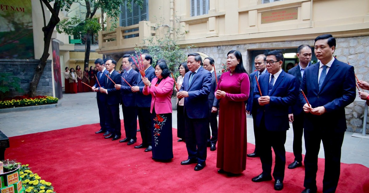 Les dirigeants de la ville de Hanoi offrent de l'encens pour commémorer le secrétaire général Tran Phu