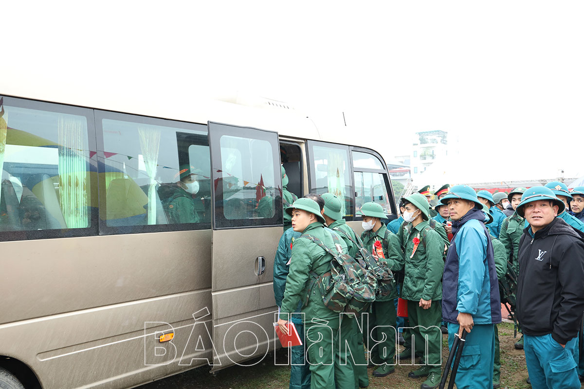 Đồng chí Phó Bí thư Thường trực Tỉnh ủy Đinh Thị Lụa dự lễ giao nhận quân tại huyện Lý Nhân