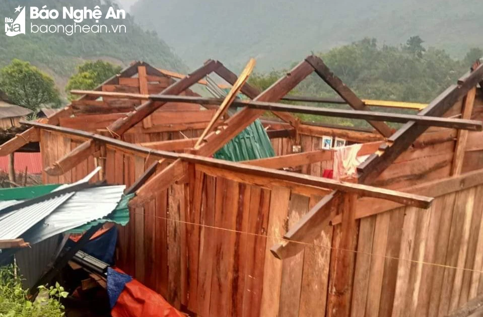 Tornado and hail blew off the roofs of many houses in a border commune of Ky Son district.