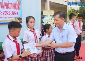 Trao quà cho học sinh vượt khó