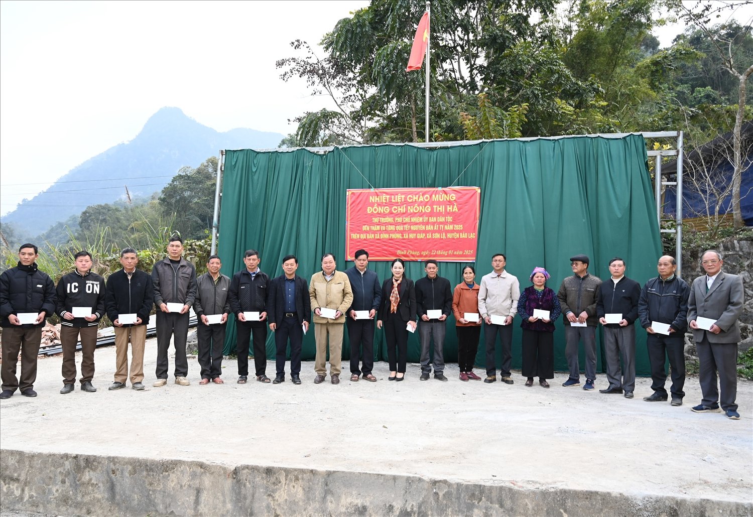 Thứ trưởng, Phó Chủ nhiệm Nông Thị Hà ; Bí thư Huyện ủy Bảo Lạc Lã Hoài Nam tặng quà Tết cho Người có uy tín của 3 xã Huy Giáp, Đình Phùng, Sơn Lộ huyện Bảo Lạc