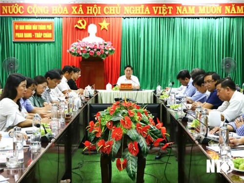 NTO - Comrade Tran Quoc Nam, Deputy Secretary of the Provincial Party Committee, Chairman of the Provincial People's Committee worked with the People's Committee of Phan Rang City.