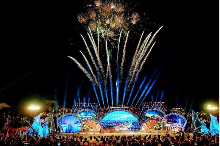 Feu d'artifice dans le cadre du programme artistique « Hai Phong - Illumination du territoire patrimonial » le soir du 11 mai 2024