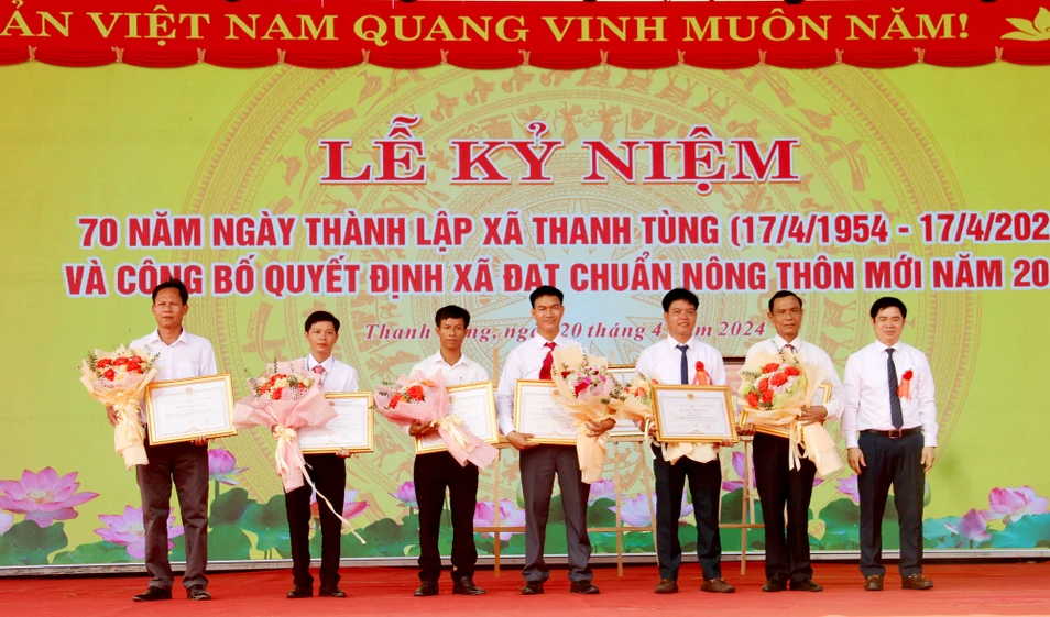 Chủ tịch UBND huyện Thanh Chương Trình Văn Nhã trao Bằng khen của Chủ tịch UBND tỉnh cho 6 cá nhân có thành tích xuất sắc trong phong trào xây dựng NTM.