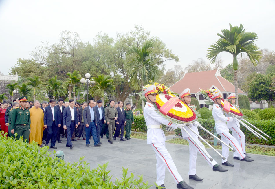 Former Deputy Prime Minister Truong Hoa Binh and a group of former Youth Volunteers commemorate heroic martyrs in Dien Bien