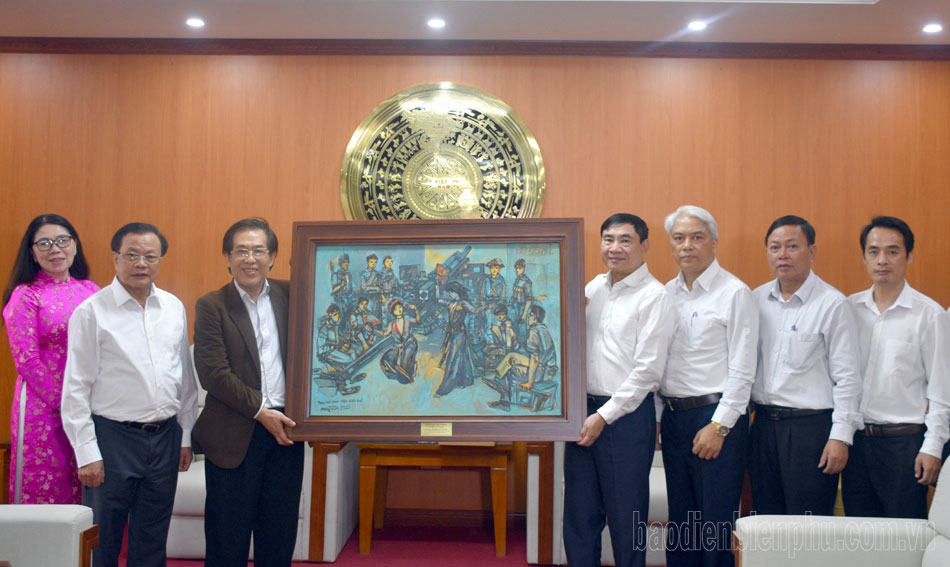 Dien Bien receives valuable paintings and photos about Dien Bien Phu