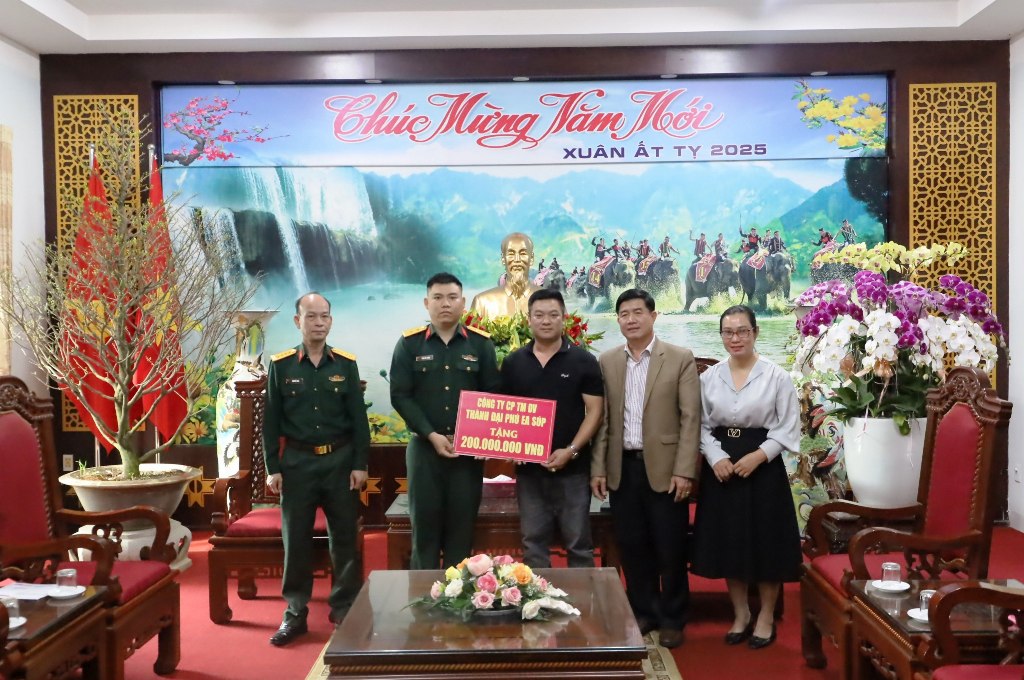 Der stellvertretende Vorsitzende des Volkskomitees der Provinz, Nguyen Thien Van, besuchte den schwer erkrankten Leutnant Tran Viet Luong, sprach ihm Mut zu und überreichte ihm Geld zur Unterstützung.