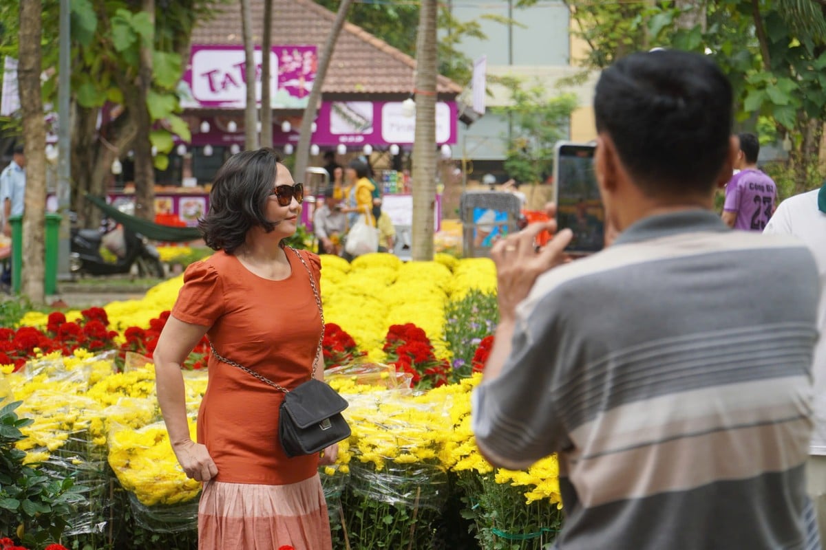 El antiguo melocotonero Son La, cuyo valor es de casi 100 millones de dólares, atrae a clientes en la ciudad de Ho Chi Minh Foto 13