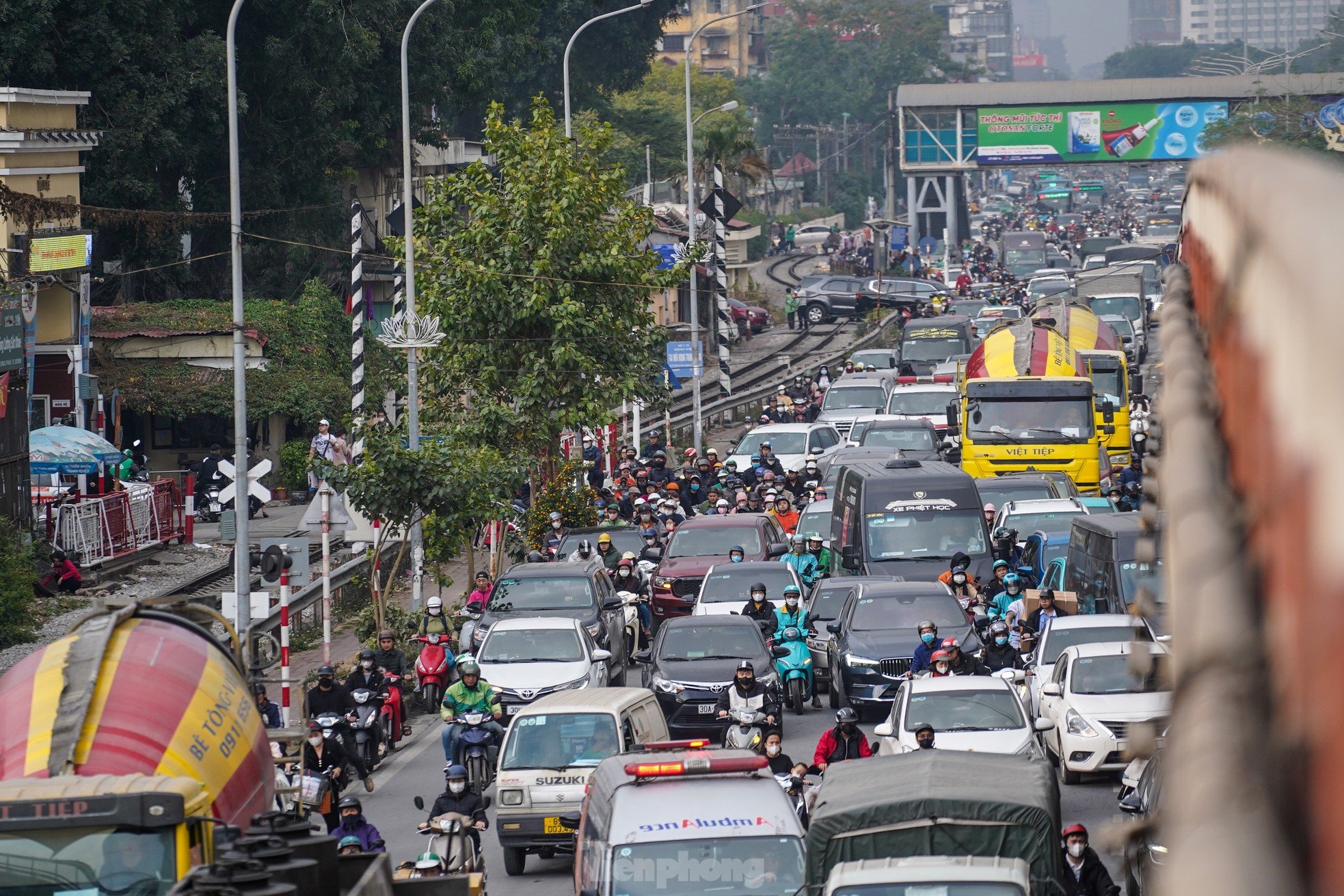 Giao thông Thủ đô 'căng như dây đàn' trong ngày làm việc cuối cùng ảnh 4