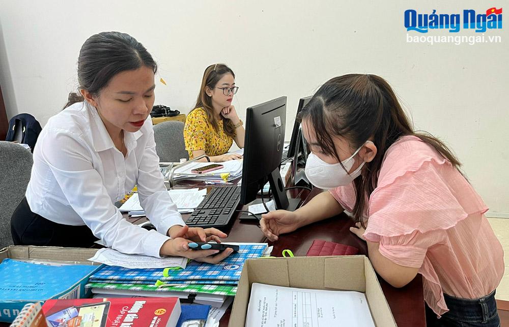 Le personnel du Service provincial des impôts guide les clients dans les démarches administratives.
